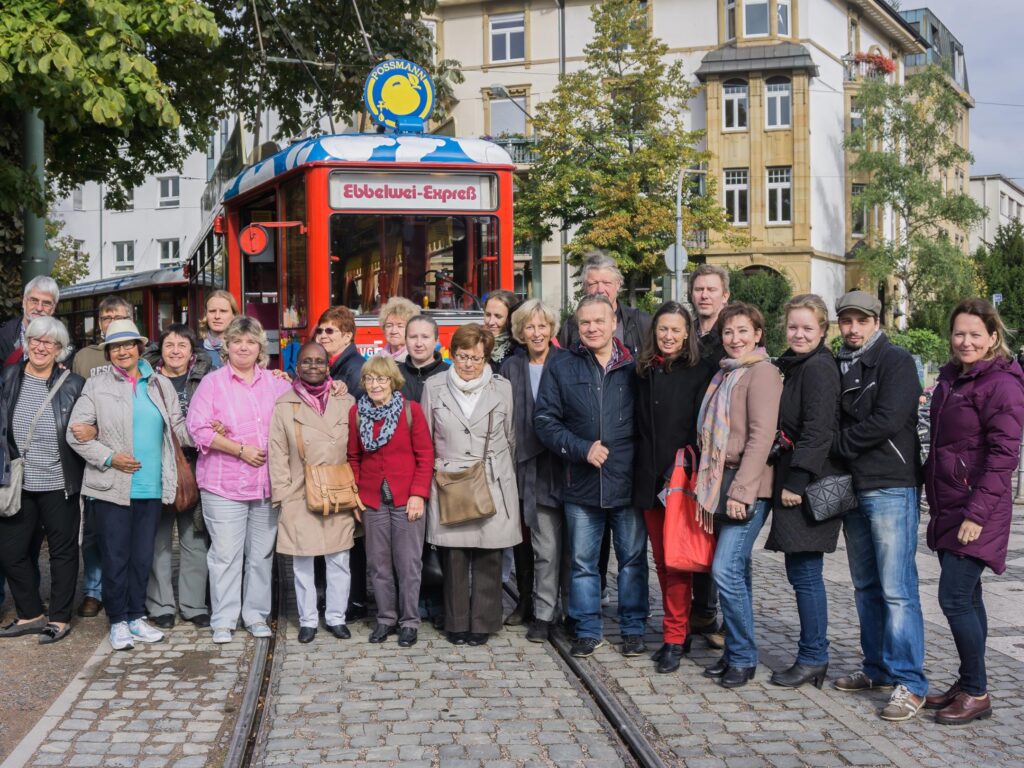 Vier Partnerstädte vor gemeinsamer Ebbelwei-Express-Fahrt © Günter Albrecht